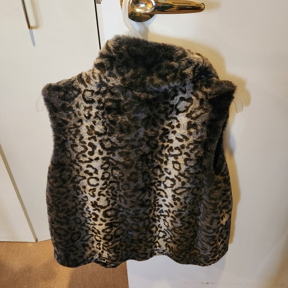 Faux fur vest in black & gray. - Picture 3 of 3